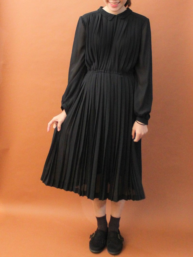 Vintage autumn and winter Japanese system elegant dark lace lapel black hundred fold long sleeve vintage dress - ชุดเดรส - เส้นใยสังเคราะห์ สีดำ