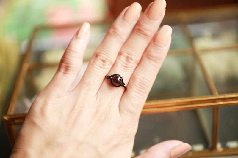 7mm紅石榴石銅線戒指 黑 - 戒指 - 寶石 紅色