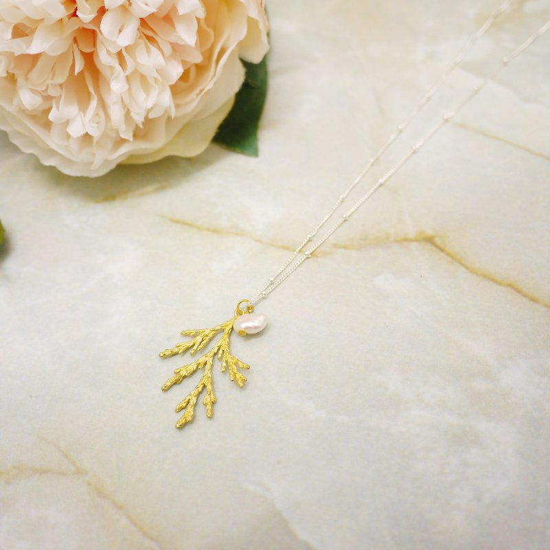 Coniferous natural pearl design necklace - สร้อยคอ - โลหะ สีทอง