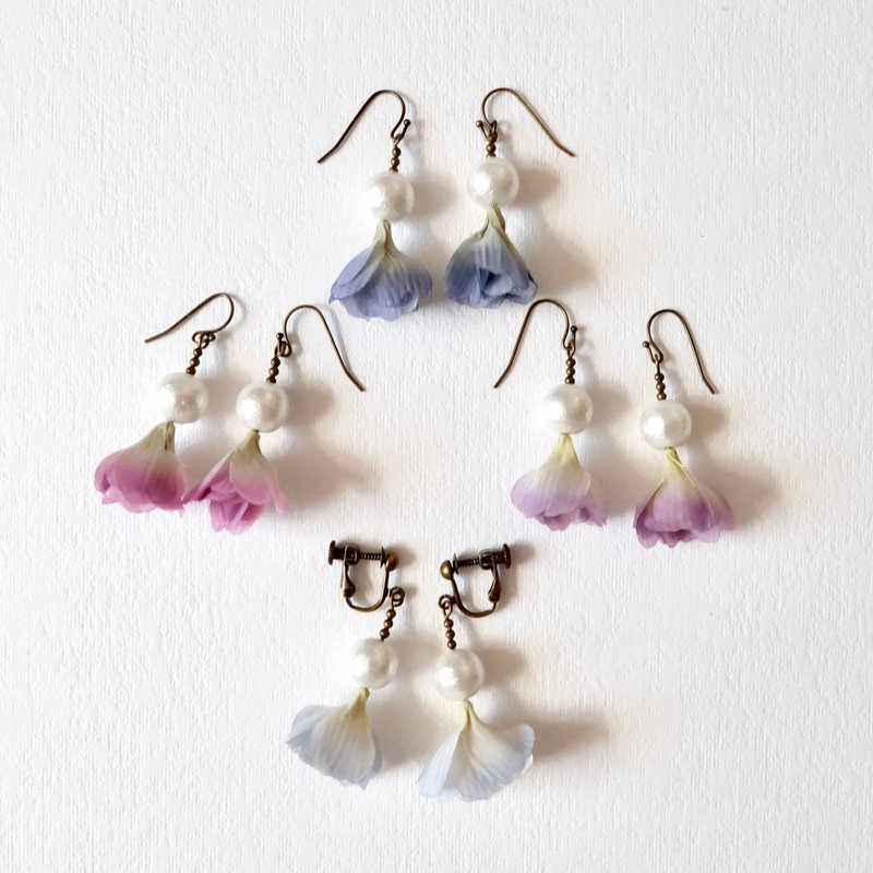 布花のプリムラとパールのピアス/イヤリング - 耳環/耳夾/耳骨夾 - 其他人造纖維 藍色