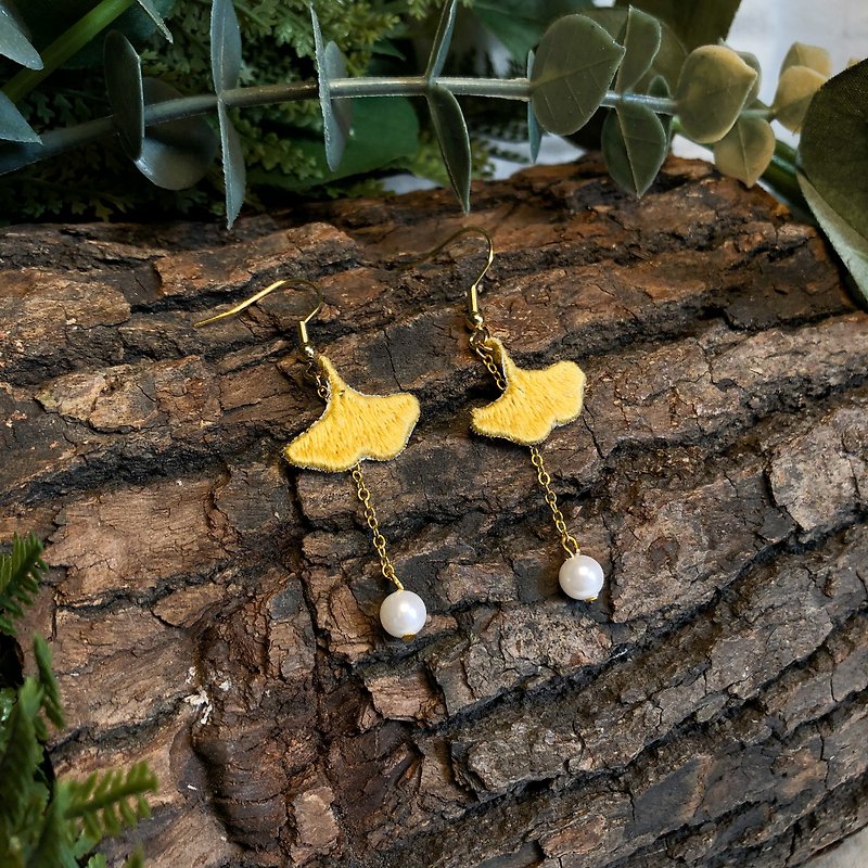Hand-embroidered ginkgo earrings/changeable clip - ต่างหู - ผ้าฝ้าย/ผ้าลินิน สีเหลือง