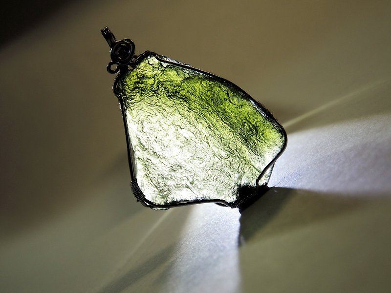 "Green Wizard" Winding Art Czech Green Meteorite Pendant-10g - สร้อยคอ - เครื่องเพชรพลอย สีเขียว