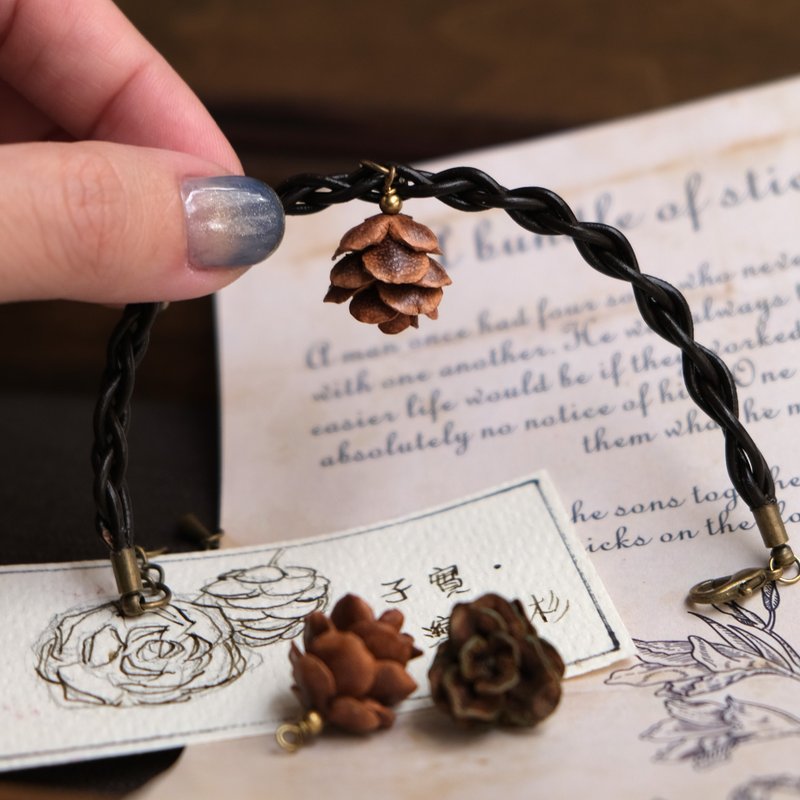 小さな松ぼっくり 革製ブレスレット (焦茶) - ブレスレット - 革 ブラウン