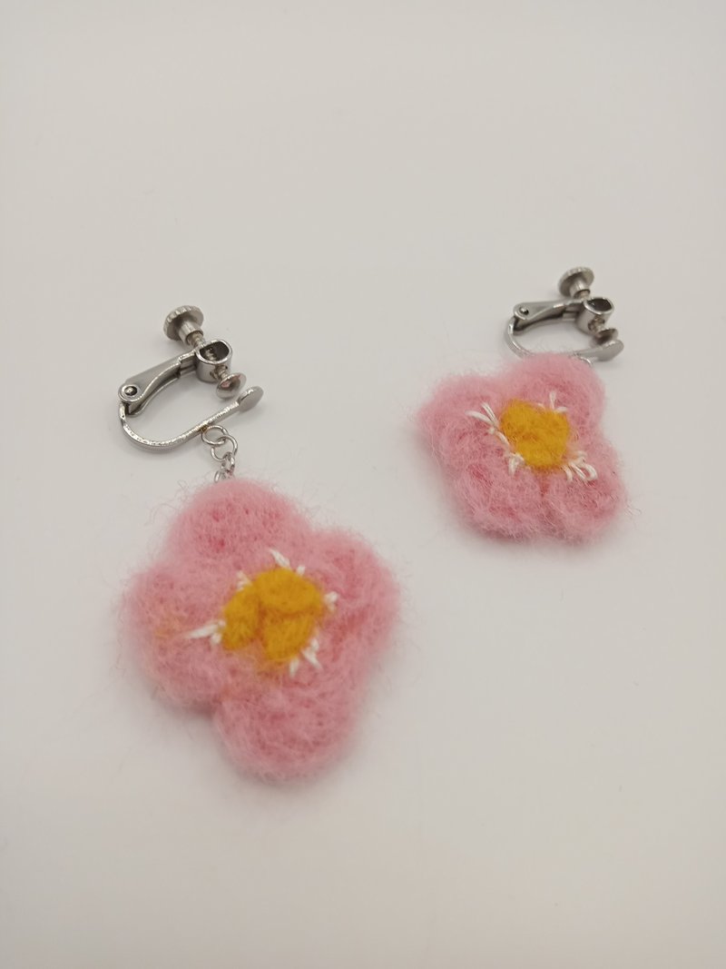 Felt Wool Embroidery Stainless Steel Anti-Allergy Earrings - ต่างหู - ขนแกะ 