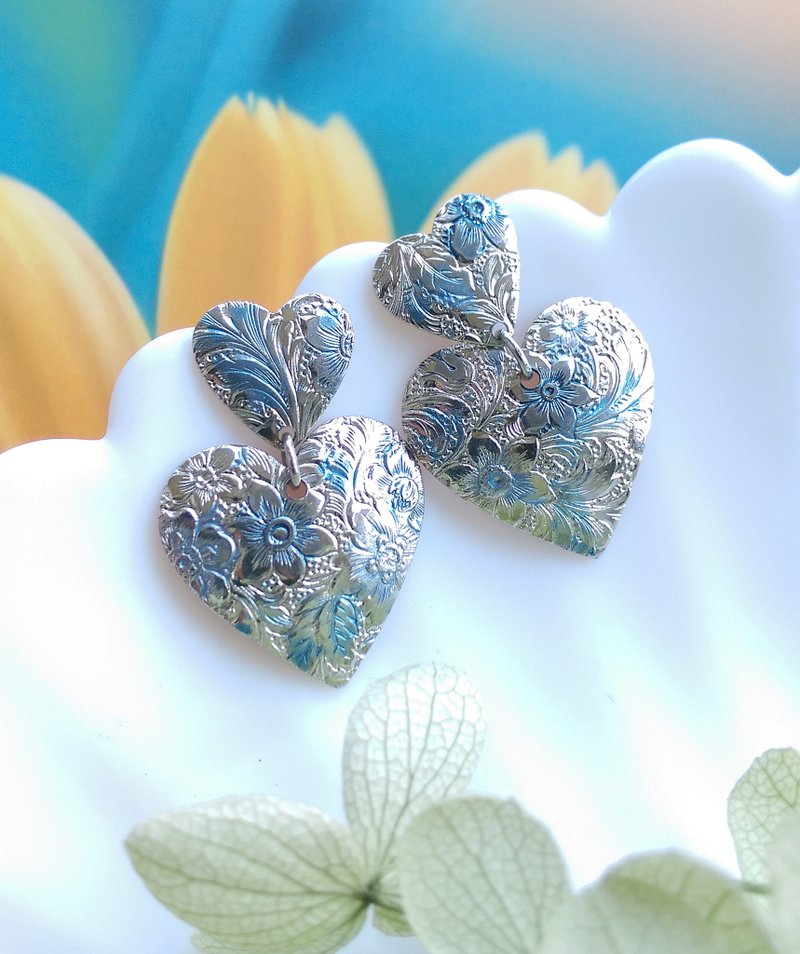 Vintage Jewelry 西洋古董飾品 銀色調 雕紋 愛心 針式耳環 - 耳環/耳夾/耳骨夾 - 其他金屬 透明