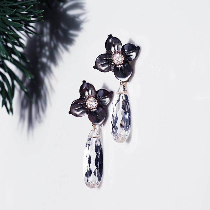 2way 黒蝶貝とトパーズ、水晶による花水木/ハナミズキのサージカルステンレスピアス　Edwige - 耳環/耳夾/耳骨夾 - 寶石 黑色