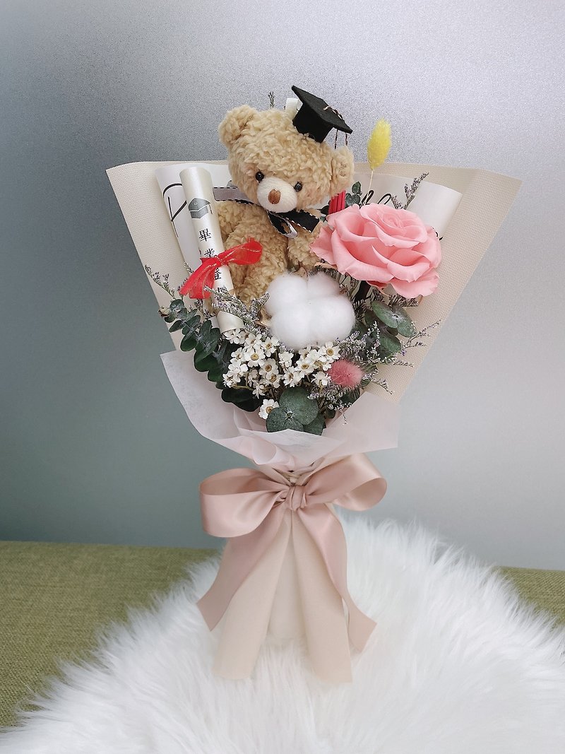 [Chun Nuan Hua Lane] Upgraded version of bear to accompany you happy graduation bouquet - ช่อดอกไม้แห้ง - พืช/ดอกไม้ หลากหลายสี