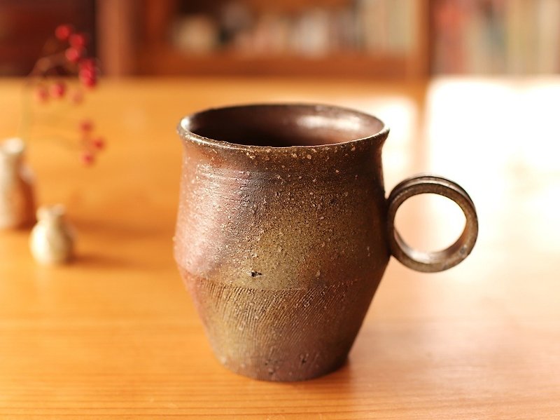 備前 コーヒーカップ(野草)　c9-010 - マグカップ - 陶器 ブラウン
