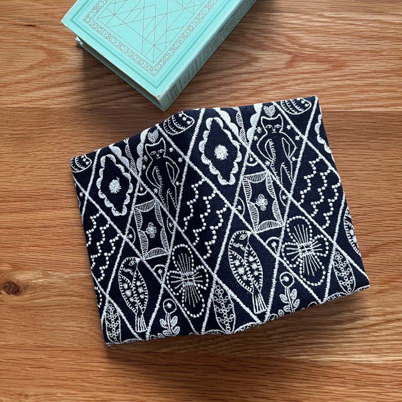 mina perhonen symphony 書衣　刺繍　A6  　ブックカバー - ブックカバー - コットン・麻 ブルー