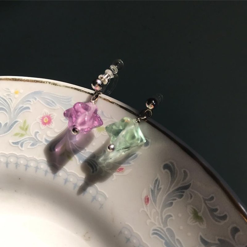 【Lost And Find】Natural fluorite mini candy ear clip/ earring - ต่างหู - เครื่องเพชรพลอย สีม่วง