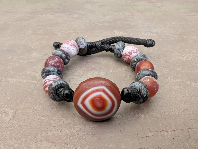 Eye agate bracelet, natural large agate beads, powerful protection dzi - สร้อยข้อมือ - เครื่องเพชรพลอย สีดำ