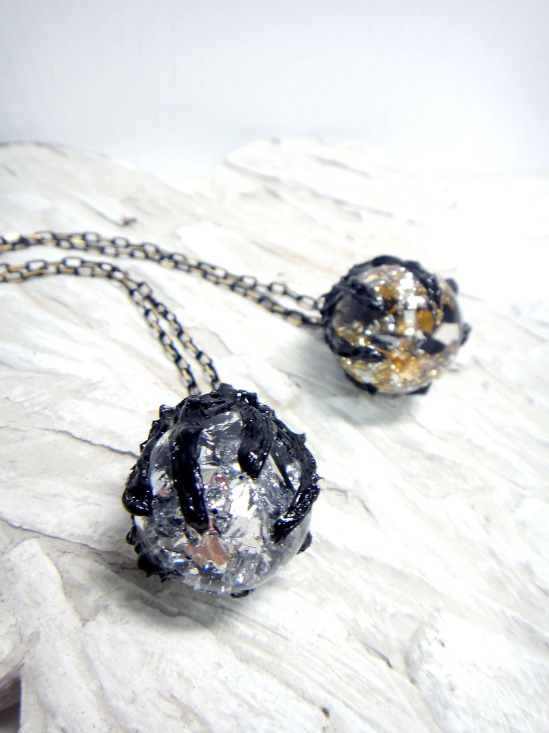 OBK series of gold and silver foil black claw necklace silver glass ball crystal ball soft black dark lines - Necklaces - Glass Black