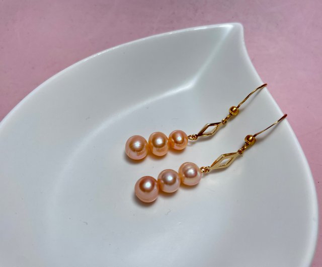 おしゃれに手作りされた3珠天然淡水パールオレンジパールピアス
