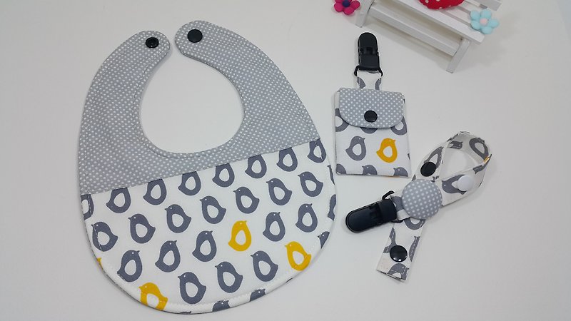 Little penguin row station Mi Yueli bib + peace symbol bag + nipple clip chain - ของขวัญวันครบรอบ - ผ้าฝ้าย/ผ้าลินิน สีดำ