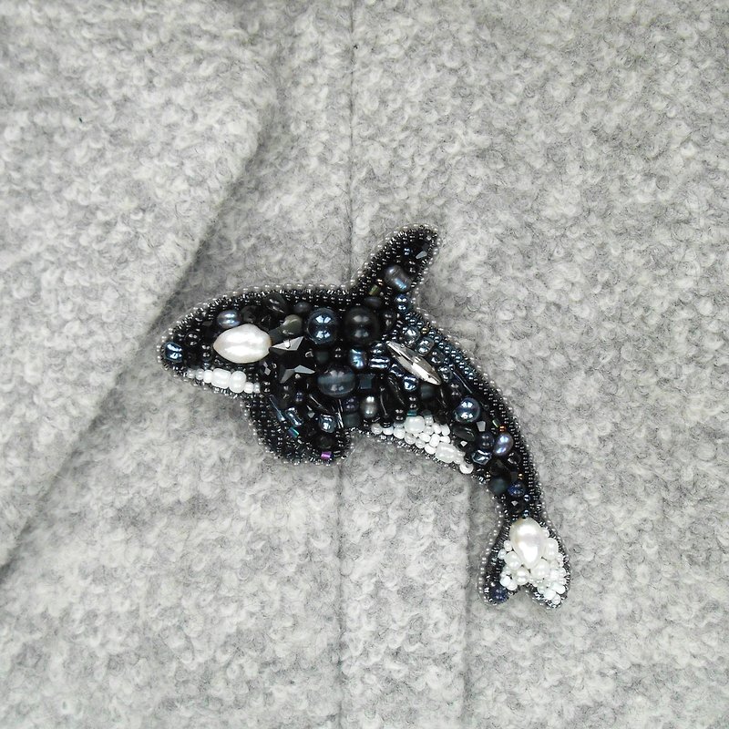 Embroidered brooch, orca brooch, whale, black white brooch, brooch on a coat - เข็มกลัด - ไข่มุก สีเงิน