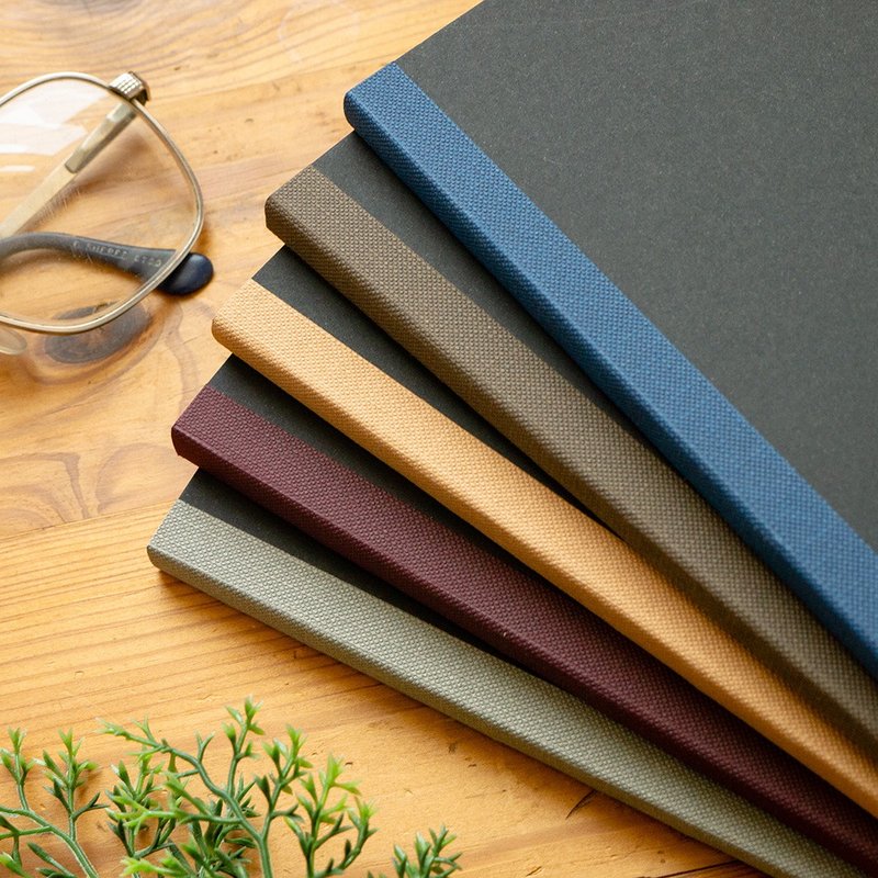 A5 classic lined notebook. Black (color book back strip) - สมุดบันทึก/สมุดปฏิทิน - กระดาษ สีดำ