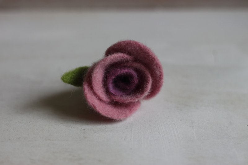 Pink fuchsia gradient natural plant dyed rose brooch and hairpin is currently in stock - เข็มกลัด/พิน - ขนแกะ สีม่วง