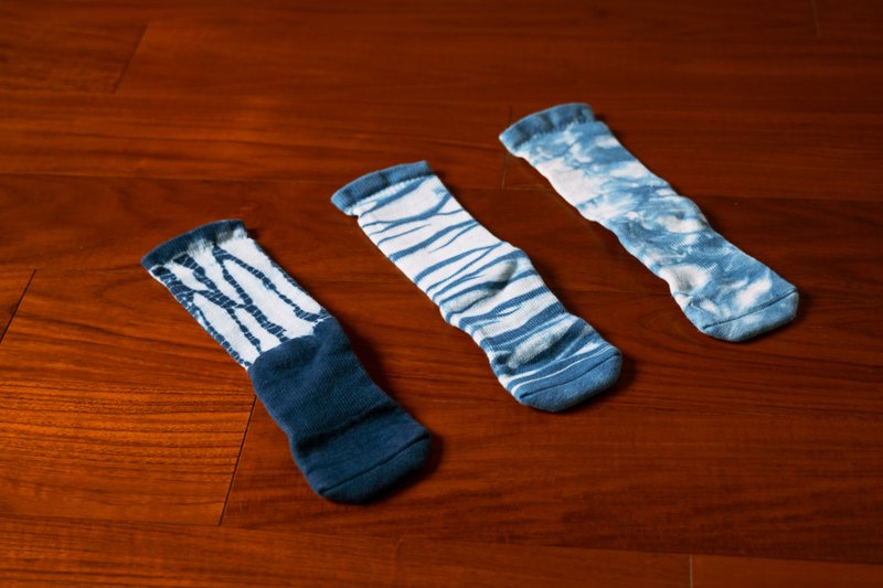 Pure handmade natural blue dyed functional socks - ถุงเท้า - วัสดุอื่นๆ สีน้ำเงิน