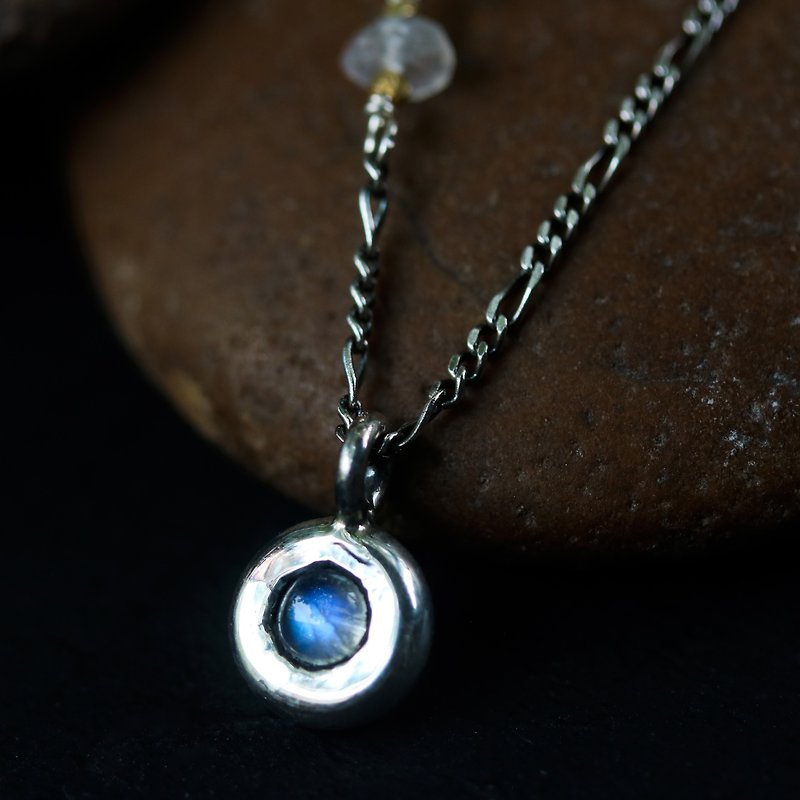 Tiny round cabochon Moonstone pendant necklace with moonstone beads secondary - สร้อยคอ - เงินแท้ สีเงิน