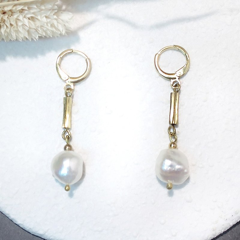 VIIART. Baroque Moon. Pearl Bronze earrings - can be changed cramping - Earrings & Clip-ons - Gemstone White