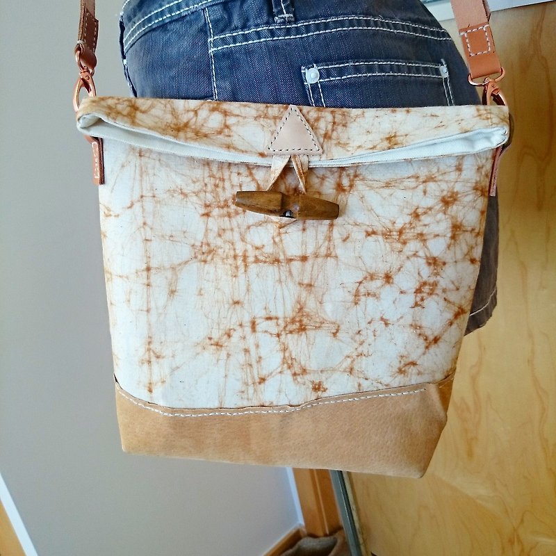 Tie-dyed khaki stitching leather messenger bag / oblique backpack - กระเป๋าแมสเซนเจอร์ - ผ้าฝ้าย/ผ้าลินิน สีกากี
