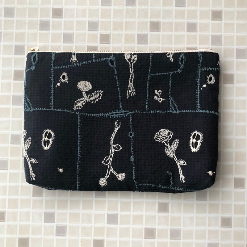 美しい植物刺繍　ポーチ　ポケットつき　高級生地使用　収納包　garden - 化妝包/收納袋 - 棉．麻 多色