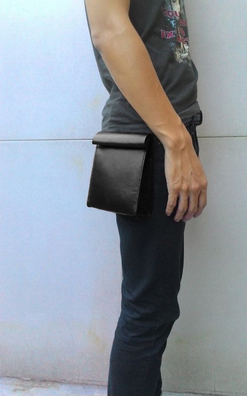 Only bag-carrying waist bag/bicycle bag (black vegetable tanned leather model, color change) - อื่นๆ - หนังแท้ สีดำ
