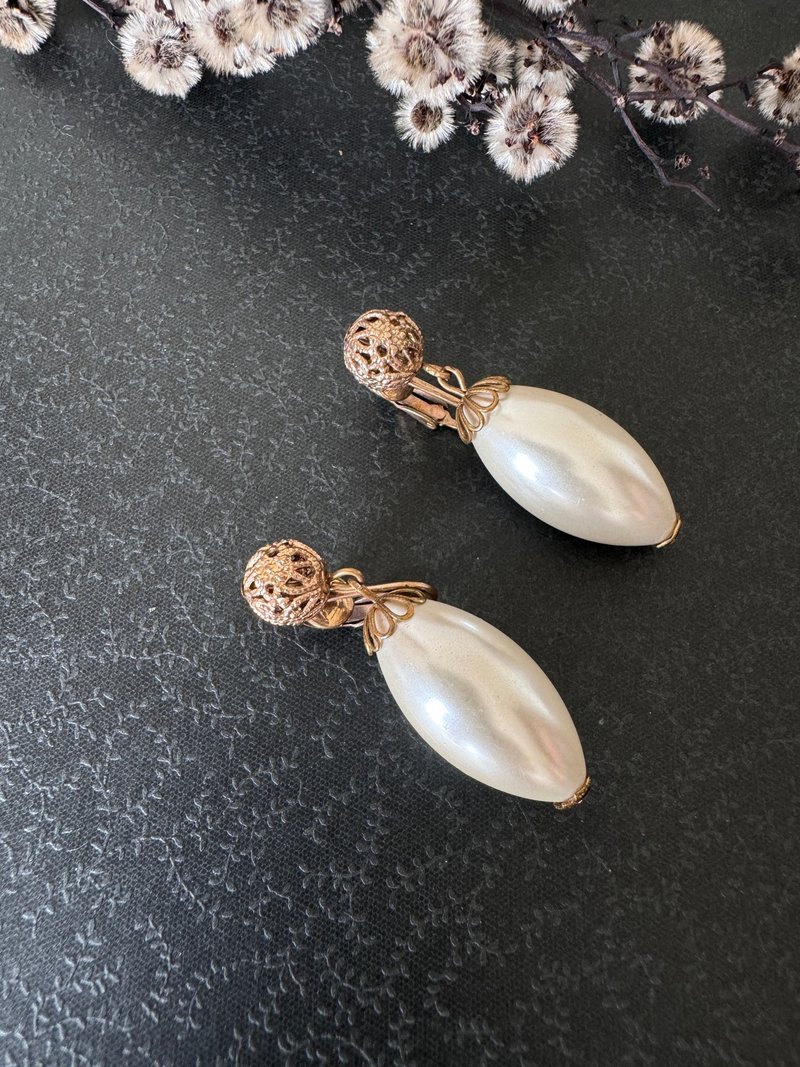 Antique gold lace three-dimensional ball drop pearl clip earrings C1069 - ต่างหู - โลหะ สีทอง