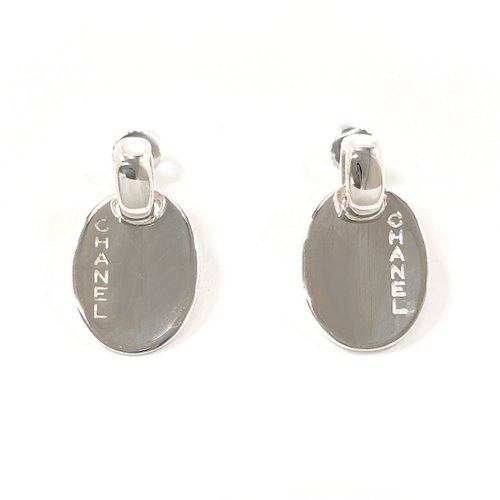 日本直送中古美品】シャネルCHANEL ピアスオーバルロゴプレート