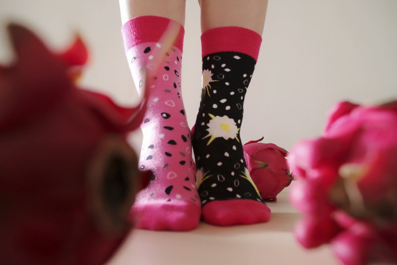 The Light in the Dark | The Spark of Love | Red Dragon Fruit Socks - ถุงเท้า - ผ้าฝ้าย/ผ้าลินิน 