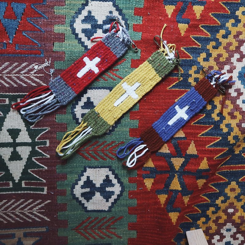 手工編織胸針 十字架圖案 三色 也可做書籤 掛毯 - 擺飾/家飾品 - 羊毛 多色
