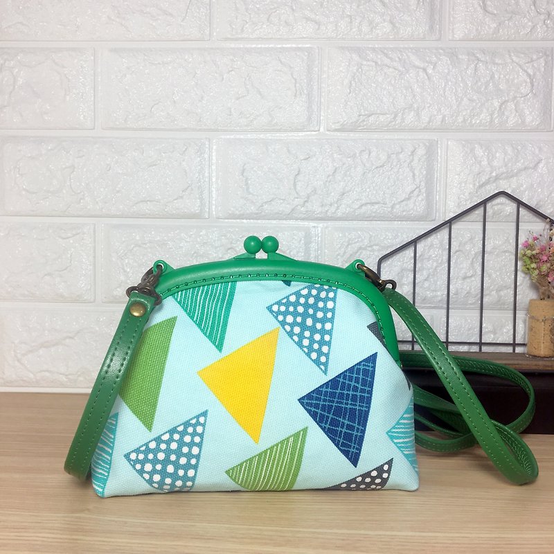 Green geometric triangle mouth gold bag cross-body bag mouthwash - กระเป๋าแมสเซนเจอร์ - ผ้าฝ้าย/ผ้าลินิน สีเขียว
