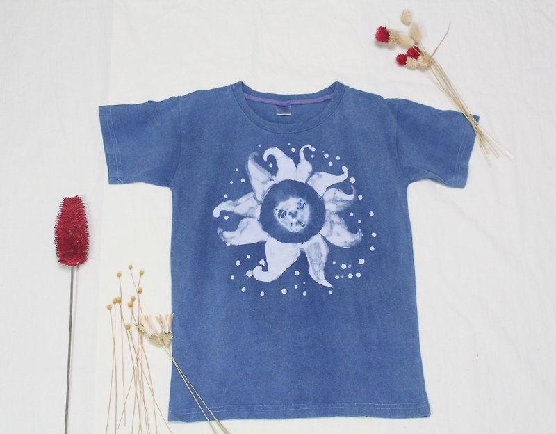 Free to stain isvara handmade blue dye universe series small sun (baby children's clothing) cotton T-shirt - อื่นๆ - ผ้าฝ้าย/ผ้าลินิน สีน้ำเงิน