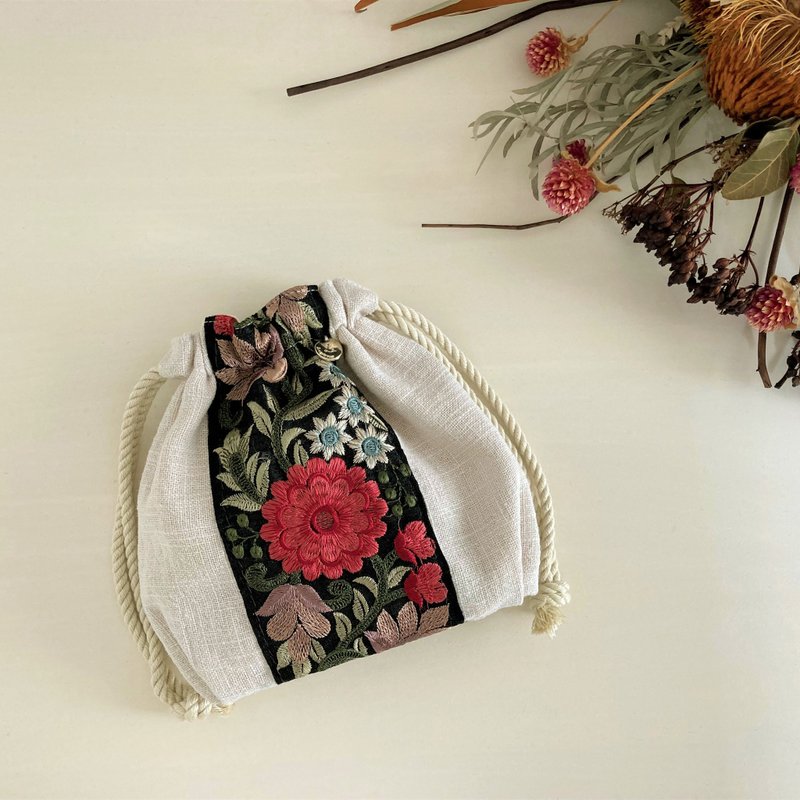 Flower Blade Linen Canvas Drawstring Pouch Ivory Beige x Black - กระเป๋าเครื่องสำอาง - ผ้าฝ้าย/ผ้าลินิน สีกากี