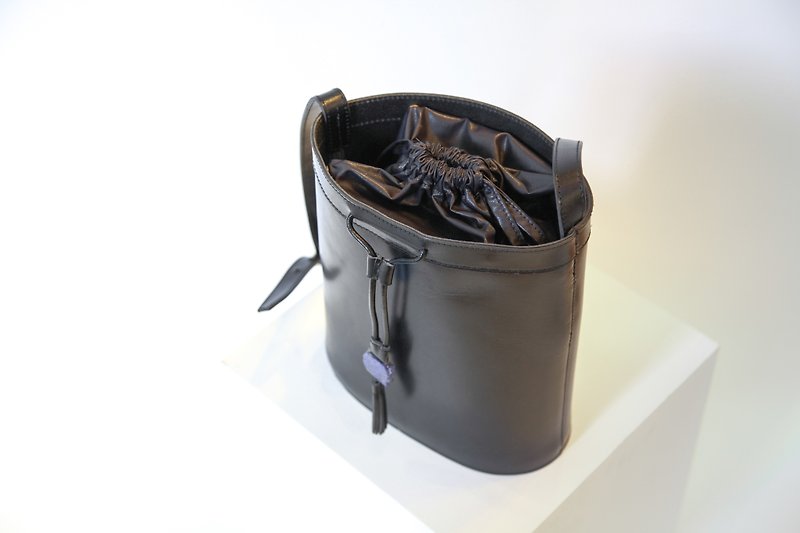 SL Bucket Bag / Crossbodies / Bucket Bag / shoulder bag / Leather / Black - กระเป๋าแมสเซนเจอร์ - หนังแท้ สีดำ