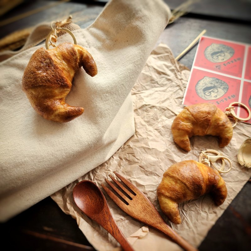 Realistic wool felt medium-sized croissant (pin/magnet/pure key ring/OO pendant) - พวงกุญแจ - ขนแกะ 