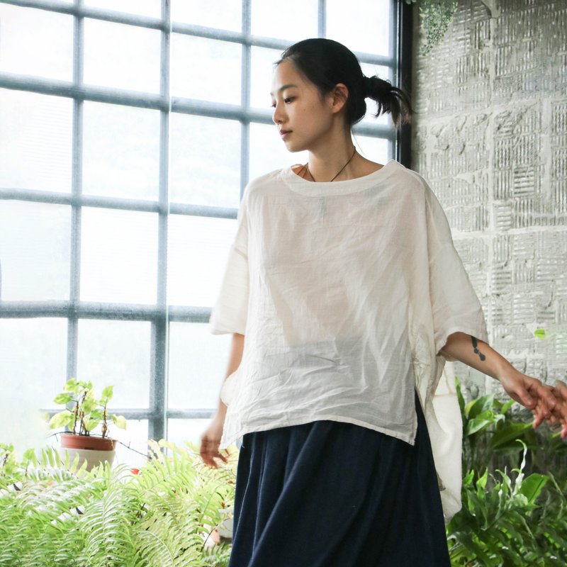 OMAKE wide-fit shrink-sleeve side slit top/mousse cloth off-white - เสื้อผู้หญิง - ผ้าฝ้าย/ผ้าลินิน ขาว