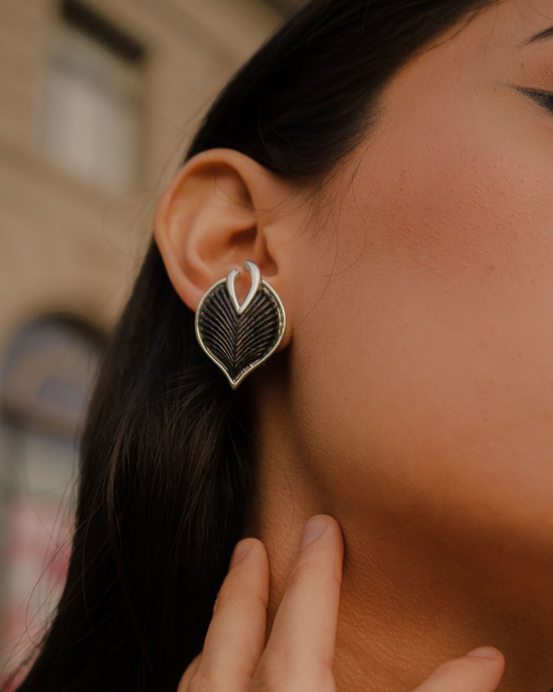 Vintage Chic Statement Earrings - 耳環/耳夾/耳骨夾 - 銀 黑色