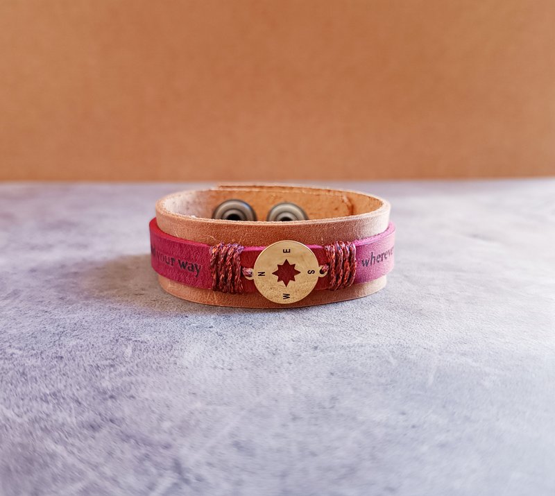 Gold Compass Leather Bracelet with Free Custom Text, Gift for Traveler - 手鍊/手環 - 真皮 紅色