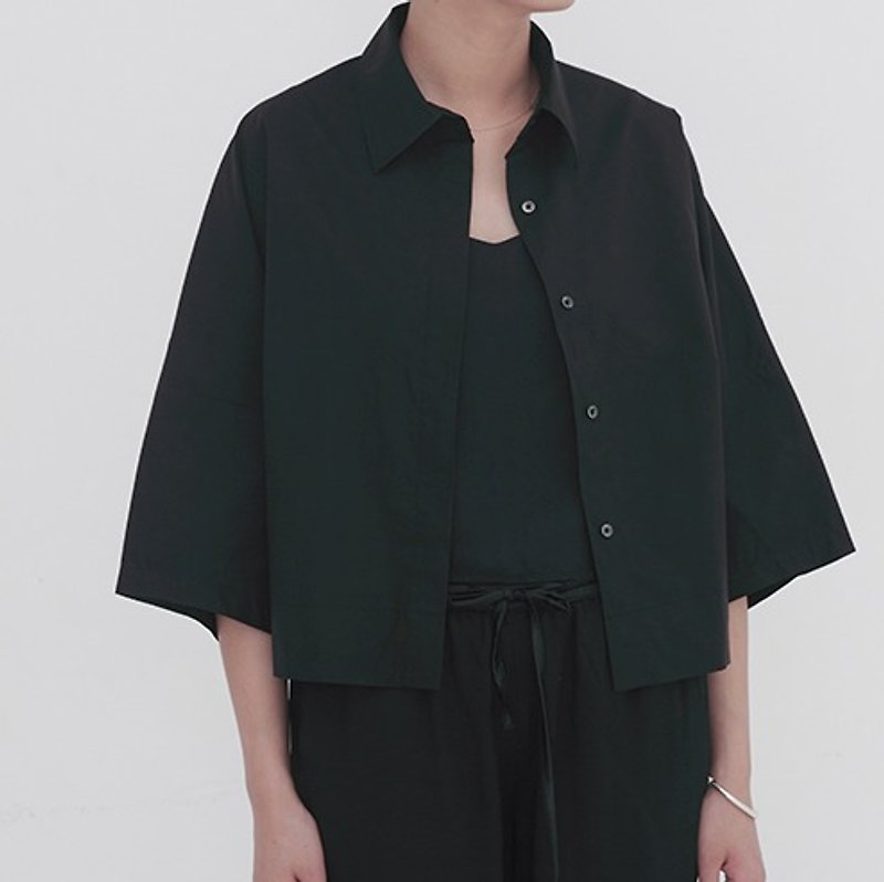 Black minimalist silhouette sleeve collar shirt short cotton jacket lapel cotton mix and match how essential a casual cool | Fan Tata original independent women - เสื้อเชิ้ตผู้หญิง - ผ้าฝ้าย/ผ้าลินิน สีดำ