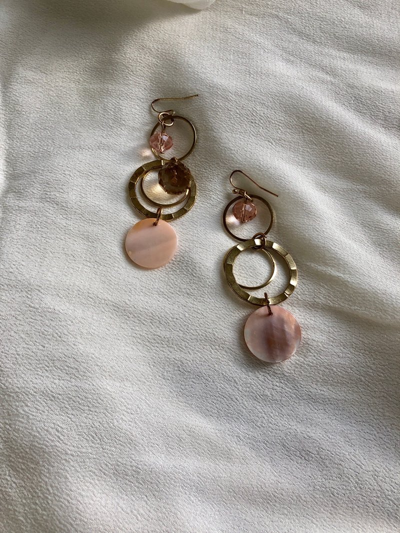 Vintage Pink Shell Gold Drop Earrings - 耳環/耳夾/耳骨夾 - 貴金屬 金色