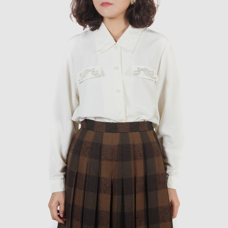 [Egg Plant Vintage] Symmetrical Bow Embroidered Vintage Shirt - เสื้อเชิ้ตผู้หญิง - เส้นใยสังเคราะห์ ขาว