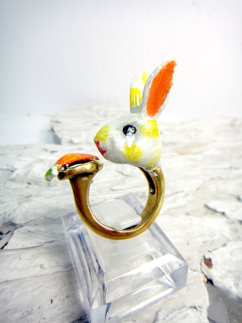 Brass hand painted rabbit Epoxy ring wave point Shuiyu cute hand-made hand-made art crafts gift girls will love - แหวนทั่วไป - โลหะ สีเหลือง