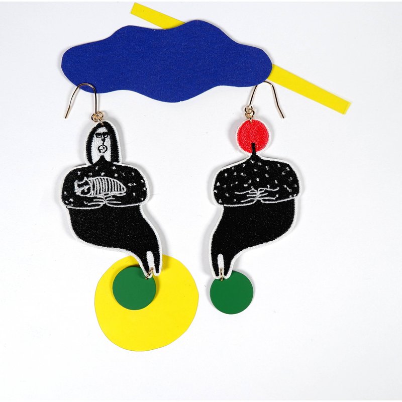 Cat Holder Embroidered Earrings - ต่างหู - งานปัก สีดำ