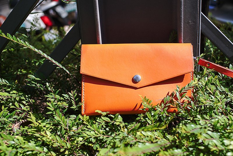 Her Italian leather clutch 2.0 - กระเป๋าคลัทช์ - วัสดุอื่นๆ สีส้ม