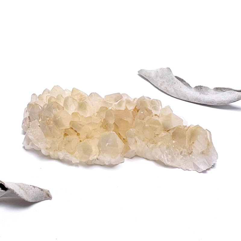 comfort. Raw mineral ornaments for healing and purification I. The bottom of the yellow-skinned white crystal cluster is polished I - Items for Display - Crystal Multicolor