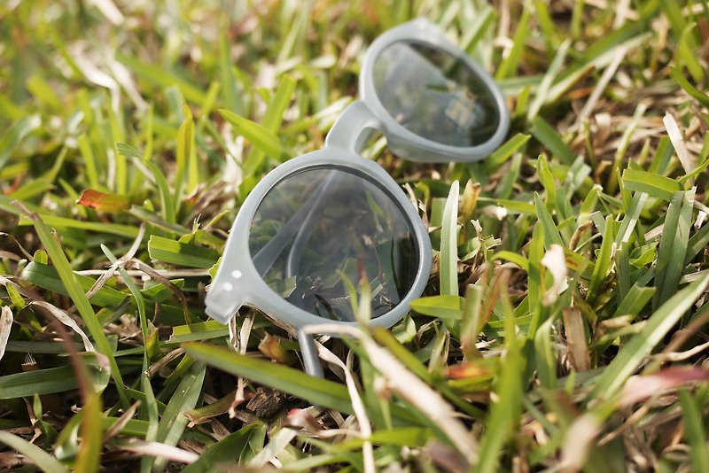 Sunglasses│Vintage Grey Frame│Black Lens│UV400 protection│2is Angus B1 - กรอบแว่นตา - พลาสติก สีเทา