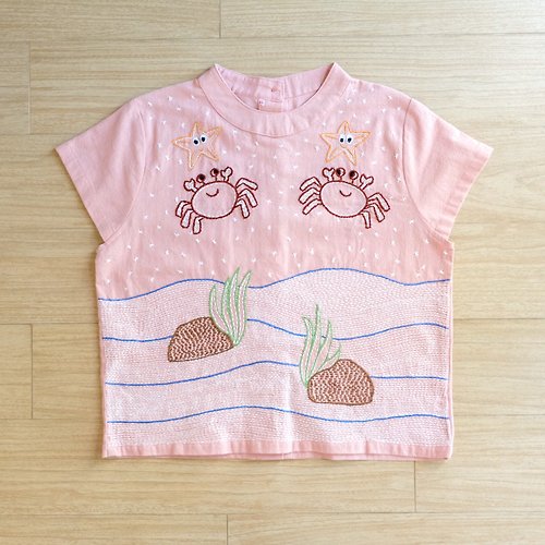 Monkey Bell - Hand Embroidery 手工刺繡 - 沙灘上的螃蟹 / 高領背扣棉襯衫女 / 淺橙色粉紅