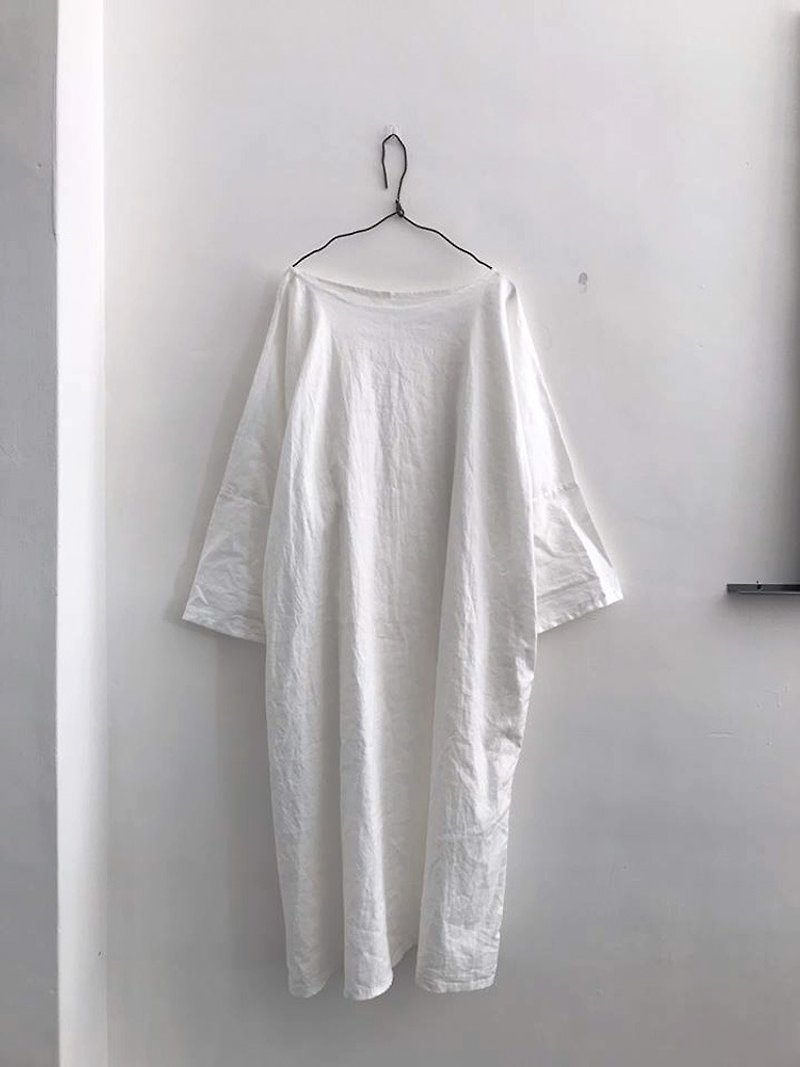 White cotton Linen off shoulder long dress - eight sleeves - เสื้อผู้หญิง - ผ้าฝ้าย/ผ้าลินิน 