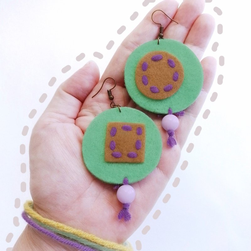 Cute free-form dangle earrings design with hand-stitching on hard felt, beads - 耳環/耳夾/耳骨夾 - 其他材質 綠色
